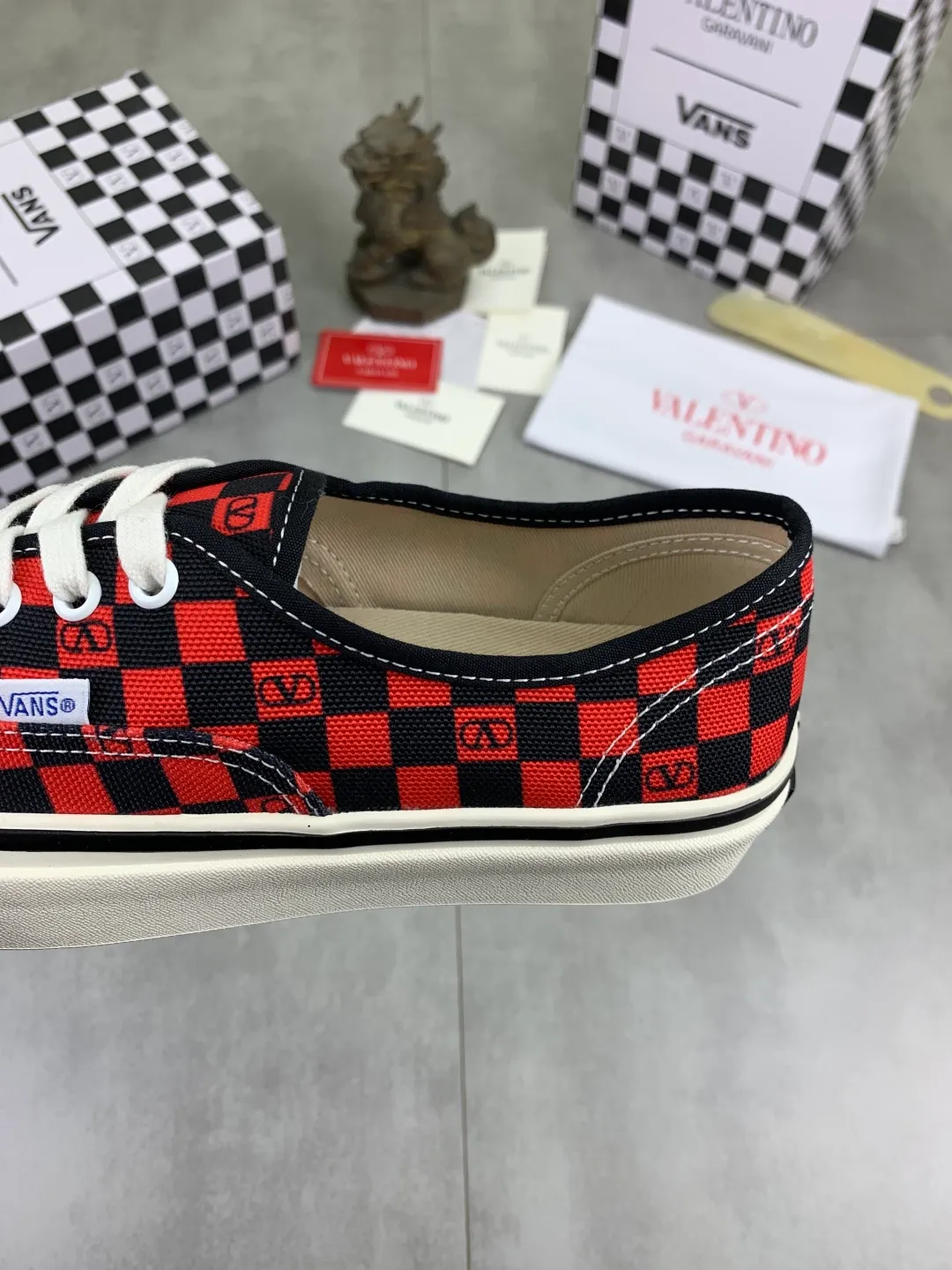 Men's shoes 💰P460 New Valentino❌Wans co-branded Valentino and Vans release new co-branded sneakers, integrating Valentino's Italian high-definition aesthetics and Vans's free and authentic spirit, giving classic shoes a personality that spans the ages. Many stars - Jolin Tsai. Yang Zi. Liu Wen. Ma Baiquan. Choi Soobin. freen. Song Zuer. JJ Lin. zel. Cecilia Cheung. shark. Xin Yunlai...Same style. Female model: 35-42 (41.42 is custom-made and non-refundable) Men's model: 39-46 (45.46 is custom-made and non-refundable)